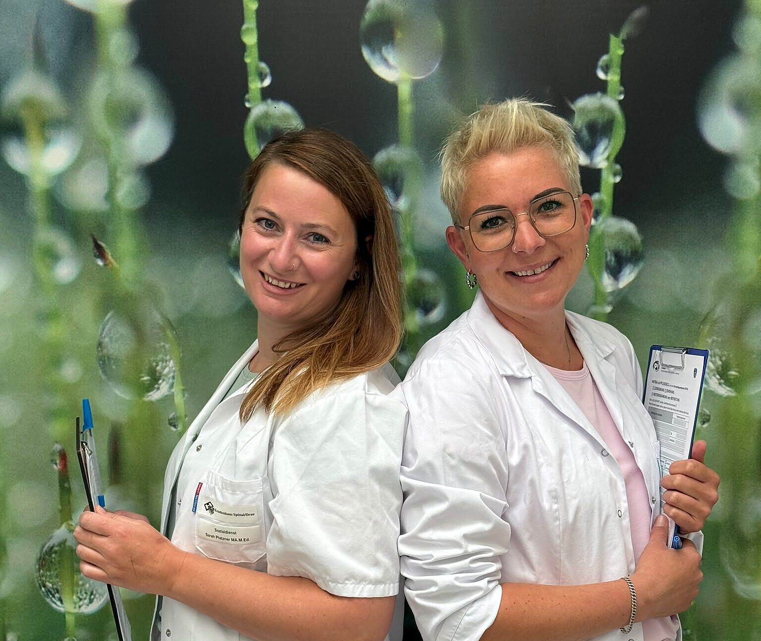 Sarah Platzner, MA, M.Ed. (links) und Stefanie Sommeregger bilden seit 2025 das Team des Sozialdienstes im Krankenhaus Spittal/Drau.